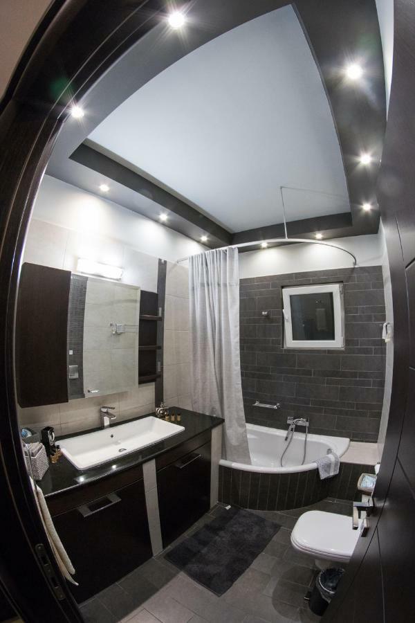 Mary'S Modern And Elegant Apartment Kalampáka Luaran gambar